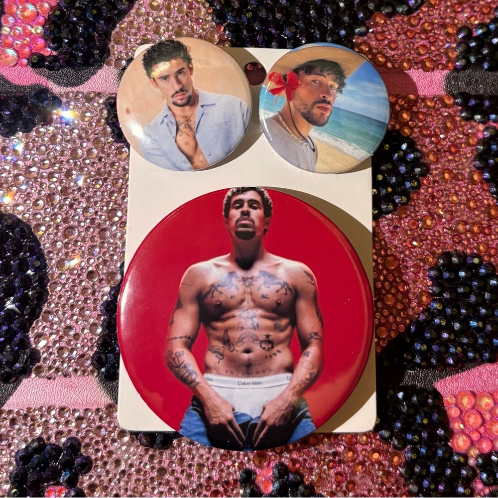 BAD BUNNY button pin set